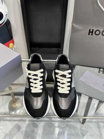 Hogan H601系列 24ss情侣款 运动鞋 兼具个性设计和复古元素，轻便鞋底沿袭261系列款式，增添了圈线细节和H形凸起图案，抓地性能优越。 鞋面为绒面皮 - 点击图像关闭