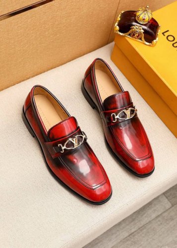 商品商标 Louis Vuitton 路易威登 休闲皮鞋 正码码数: 38-44 45.46.47订制 商品材料 精选 进口头层开边珠牛皮鞋面+奢华五金扣 进口