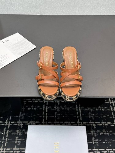 Dior迪奥D家2025Ss春夏新款仙女风坡跟厚底拖鞋 1:1原版复刻 市面上最高版本 各路时尚博主刷爆小红书！超时髦又充满高级感的单品！轻松打造造高端Look