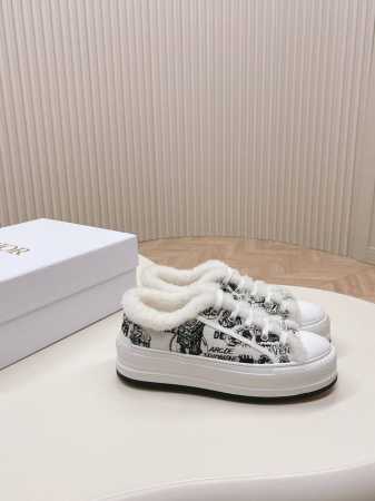 冲量价: 冬天来了~毛绒绒的Dior运动鞋可以穿起来 Dior 2024早春新品 经典厚底刺绣运动鞋，内里皮毛一体羔羊毛兼具好看与保暖功能，nice得很哦 增高 - 点击图像关闭