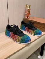 新款: 厂价 古奇Gucci* 最新爆款休闲鞋，顶端品牌奢侈～代购，顶级～质量。鞋面選用进口透气牛皮搭配布料材质透气羊皮垫脚 精细做工。原版个性时尚柔软橡膠耐磨
