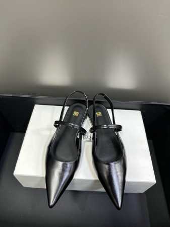 Toteme 24 slingback 凉鞋 简单利落的设计很适合日常穿着，尖头很有气场，后空设计不磨脚后跟，脚背袢带穿的更稳不掉脚，既高级又实用的款 面料：油 - 点击图像关闭