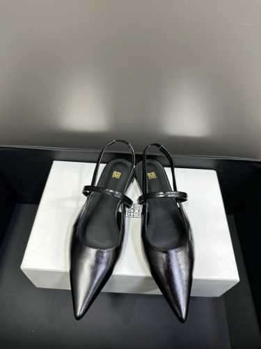 Toteme 24 slingback 凉鞋 简单利落的设计很适合日常穿着，尖头很有气场，后空设计不磨脚后跟，脚背袢带穿的更稳不掉脚，既高级又实用的款 面料：油