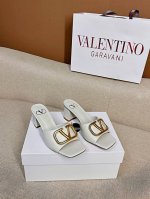 顶级版-真皮底Valentino 经典百搭V扣粗跟后空拖鞋 出厂 ────── 面料：牛皮 漆皮 ────── 内里：全粒面羊皮 ────── 大底：意大利真皮