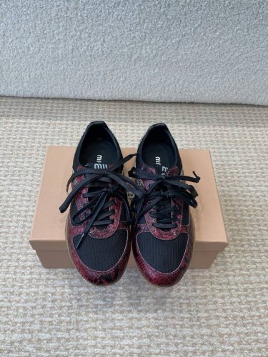 Miu Miu 25Ss 春夏新款走秀Miumiu 玛丽珍款德训 休闲鞋 秀场工艺来自Miu Miu系列的细节特写 新季的潮流要素一 与此刻挚爱的概念，多元对撞
