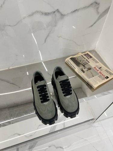 高版本 ‘’ Prad 2025 ss 时髦厚底乐福鞋新款厚底乐福鞋、品质依旧、区别市面抢出版本、自购原版独立开发、鞋面采用订制牛反绒、意大利混种小羊皮垫脚、原