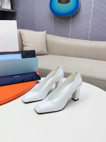 PRADA 普拉达 2025早春新款粗跟方头凉鞋单鞋简单的设计大概就是它最让人喜欢亮点，不是烂大街的那种 很有自己的品牌个性 单鞋出厂价 凉鞋250 _____