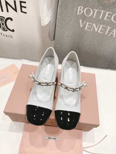 高版本出厂 单鞋380 Miumiu*缪缪Ss走秀限量款玛丽珍公主鞋 今年最新压印垫脚，满满的少女心，复古千金小姐韵味，撞色设计可爱又优雅 鞋面：进口牛漆皮 全