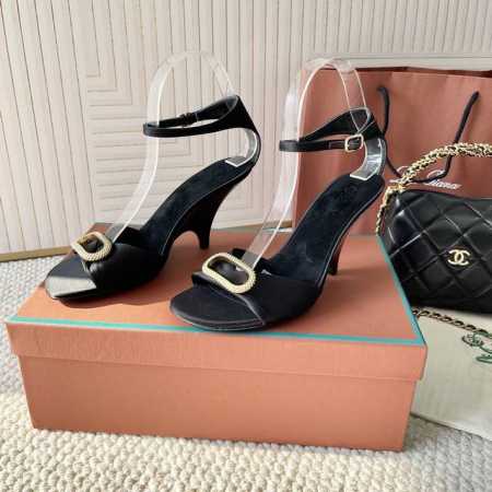 代购级 Loro Piana LP 椭圆扣真丝高跟凉鞋诺悠翩雅极简风格，独特的扇形高跟，好穿又时尚材质：进口真丝缎面，羊京内里及垫脚 真皮大底跟高：8cm码数： - 点击图像关闭