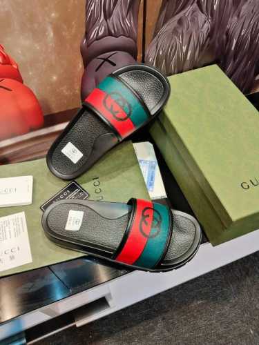 G 家高端男士夏季拖鞋，鞋面材质头层牛皮压印品牌logo，私模大底，细节完美，尽显大牌风范，休闲宽松舒适型，高品质精品，夏季必入哦！ Size：男40－46