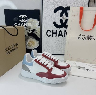 工厂价： 飞机盒alexander Mcqueen 顶级版弯底拼色 面料：哑对光版丝牛绸皮 材料全是意大进利口 Logo：都是压印logo，凹凸感高级定制版 内