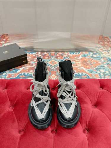 Rickowens 欧文斯x Dr.Martens联名款绑带厚底增高马丁靴，全黑look暗黑系是真的又帅又高级，这双 Rick Owens的马丁靴真的超级好看，