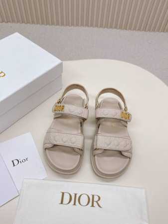 高端电绣款 Dior 最新款凉鞋 这款混种羊皮 Dioract 凉鞋款式时尚。搭配贴合脚型的内底，采用格外轻盈、舒适的皮革制作。鞋面饰带采用魔术贴开合，搭配金色 - 点击图像关闭