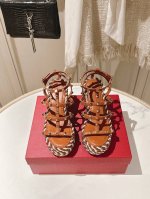 出厂价pp： 市场最高版本 独家新款！2025年最新款Valentino 女士凉鞋 华伦天奴铆钉坡跟凉鞋- 金属效果工艺处理铆钉装饰- 尼龙绳包裹坡跟-10Cm