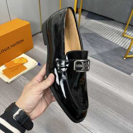 工厂价 - Lv 男款正装皮鞋！正品开模马衔扣 鞋柜必备的经典款 ！上脚特别的秀气！这款古奇原版是套楦的做法，我们也和专柜一致！所以在楦型和舒适度上更加舒服！拿 - 点击图像关闭