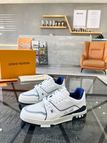 款L Trainer Maxi休闲运动鞋，2025早春新配色，将经典 Lv Trainer 运动鞋瞩目放大，本款 Lv Trainer Maxi 运动鞋糅合 M