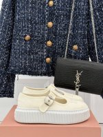 厂价 miu Miu 缪缪25S新品复古 厚底T字带帆布鞋 缪缪这一季也太少女 太好看了 简约的设计搭配做旧的风格真的很复古 3Cm增高 小个子穿起来也毫无压力