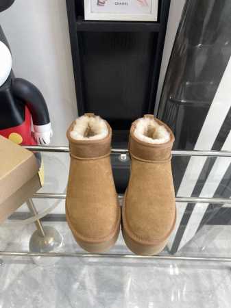 UGG 24ss 秋冬季人手必备单品雪地靴 搭配系数也是百分百 炸好看 比较设计的款，随心所欲 雪地靴显腿细 百搭单品 时尚感十足穿上气场爆涨 瞬间拉长腿型 鞋 - 点击图像关闭