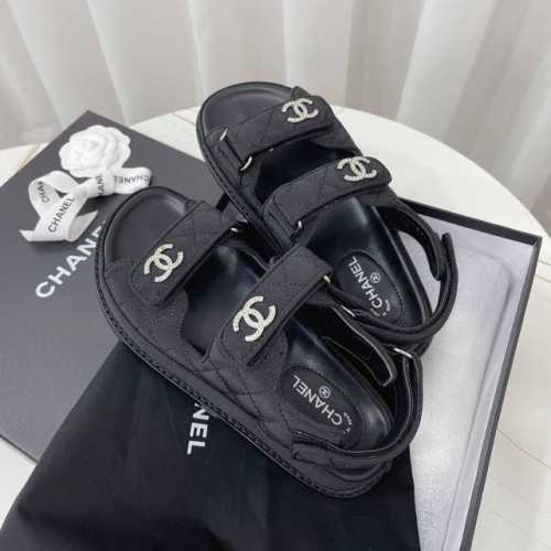 chanel~~沙滩鞋~~经典凉鞋，百搭M多裙子 裤子，网红搭配不同颜色袜子穿也超级洋气 看似简单的凉鞋却历经多月M次调试改模，鞋型中底工艺都是正品级别 实物比