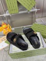 女款 P 男款 P 夏季新款女式双 G 凉拖鞋 该单品的灵感源自意大利海岸的夏季精神和海滩俱乐部，是 Gucci Lido 的一部分。该品牌以稻草为灵感的配饰以