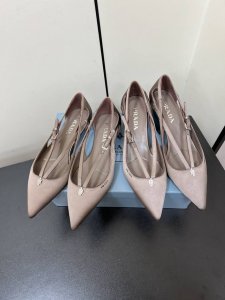 Prada 25ss 早春新款绝美尖头跟鞋 时尚界久违的极简之美经典时尚配色 毫不费力的优雅风来袭 时髦 精致 绝美 包头尖头 开边珠外穿时尚气质简约新款日常拖