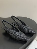 小众潮牌 Jacquemus 25Ss春夏新款最火最流行拼色编织尖头小猫跟后空凉鞋 拼色的编织 新颖时尚大方，性感不失优雅，很显脚部线条，附有骨感美的视觉效果，