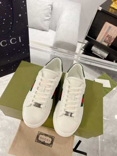 女 男 Ace系列饰织带情侣款运动鞋 牛皮面料 牛皮内里 牛皮垫脚 真蛇皮防伪线 升级芯片 豪华包装。。。。。。全部东西跟正品一样。码数:35-44 45.46