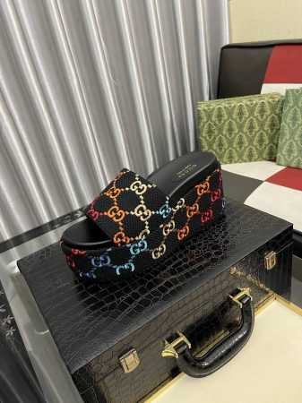 出厂价Pp： 女款 Gucci-古奇 新品男士拖鞋，高端精品，牛皮材质，鞋面精致压花Logo装饰，精细做工，鞋底超软，休闲宽松舒适型，夏季必入哦！ Size：3 - 点击图像关闭