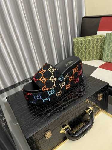 出厂价Pp： 女款 Gucci-古奇 新品男士拖鞋，高端精品，牛皮材质，鞋面精致压花Logo装饰，精细做工，鞋底超软，休闲宽松舒适型，夏季必入哦！ Size：3