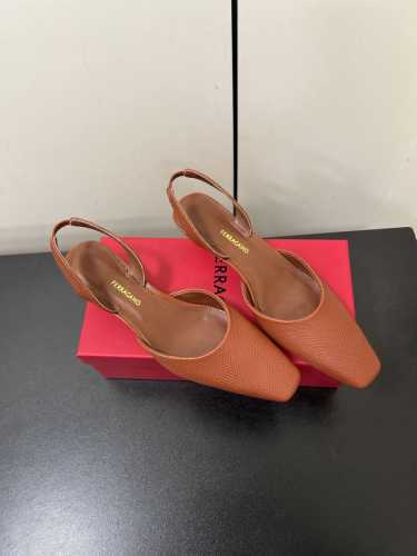Ferragamo菲拉格慕专柜夏季系列新品镂空金属跟 后空凉鞋 鞋型线条流畅 版型超赞 上脚舒适.**.显瘦.拉长腿部线条进口小牛皮，小羊皮内里 意大利高密度真