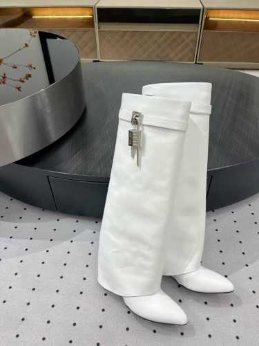 秋冬新品，火遍整个时尚圈，各路网红大咖，以及明星大腕的最爱。 ★面料： 牛皮 内里：牛皮 鞋底：牛皮大底 优雅风格 创造不一样的感觉 跟高：坡跟9 cm 简约气
