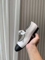 chane*｜小香25C早春新品 双C拼色蝴蝶结玛丽珍鞋 对它一见钟情 不夸张哦～ 这大概就是小香的魅力 总是很懂女生 虽然看上去很冷但配上黑丝袜特有感觉 是今