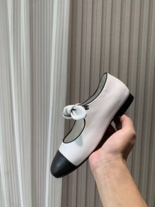 chane*｜小香25C早春新品 双C拼色蝴蝶结玛丽珍鞋 对它一见钟情 不夸张哦～ 这大概就是小香的魅力 总是很懂女生 虽然看上去很冷但配上黑丝袜特有感觉 是今