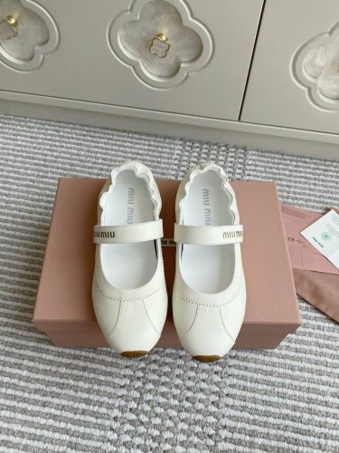 Miumiu 缪缪新款走秀款玛丽珍单鞋 芭蕾舞鞋 顶级品质 极简复古文艺的风格都能搭，搭各式的袜子也很赞轻巧，行走更轻松愉悦 原版1:1订制高丝光羊京面料， 羊