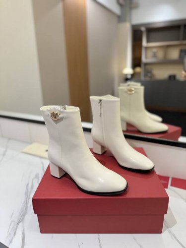 VALENTINO GARAVANI VLOGO小牛皮踝靴 -金色VLOGO SIGNATURE细节 特别有质感的五金衬托出满满的高级感 优雅风格，创造不一样