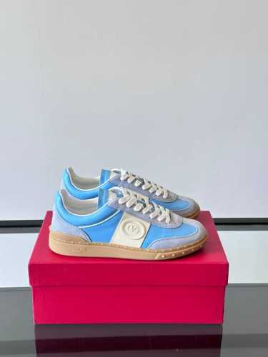 valentino Garavani Upvillage 情侣款低帮运动鞋 鞋舌处丝网印刷 Valentino Garavani Logo浮雕式铆钉装饰于橡胶鞋