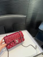 配折叠盒子 香奈儿漆皮Cf 女人总是被这种小细节拿捏一 可以斜挎单肩流浪背 精致可爱 又有点Leboy的休闲随性 链条任意调 巨百搭 注定是一只越用越爱 的包包
