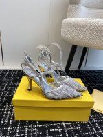 代购级 Fendi 24ss走秀主推系列，新品上线，芬具桌脚设计灵感改创于今年秀场的主推系列鞋履。当季新品，众所周知，鞋子永远设计为高级感满满的，高端大气上档次