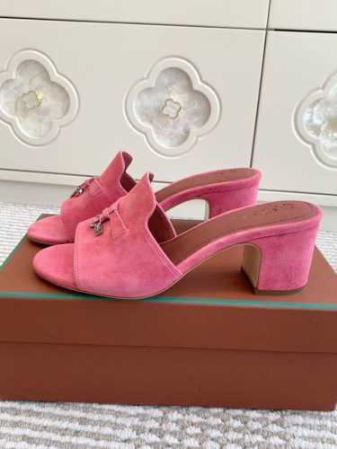 平底 粗跟 代购级 Loro piana Summer Charms Ser LP女士凉鞋拖鞋产品详情：这款绒面羊皮革凉鞋搭配饰有Loro Piana My C