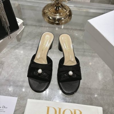 出厂 春夏新款Dior D-Lane 迪奥圆头露趾拖鞋 这款 D-Lane 凉拖彰显经典风格 鞋面采用电绣工艺外加蝴蝶结珍珠点缀特别小女人 彰显时尚气质 加垫皮