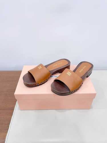 Price： P250 袜子+10 Miumiu*2025Ss缪缪春夏新款平底小牛皮凉鞋拖鞋，Zp开发 原版拆卸，细节对版秒杀市面普通版本，Miumiu真的太少