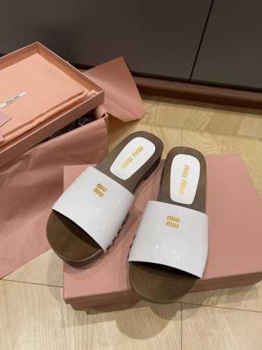 出厂 袜子+10 上新Miumiu 缪.缪.25春夏秀场漆皮袜套木屐凉鞋拖鞋 市面顶级原单版，Zp对比做货，所有细节都跟柜上一致：包括鞋面皮料，鞋垫内里皮料、刻