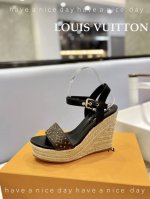 价格 Louis Vuitton 2024 走秀 款厚底凉鞋 香港原版购入一比一开模 今年的款式比去年增加了老花原素 显得更为大牌 老花元素面款 内里垫脚全羊皮