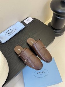 半拖 Prada 25ss 普拉达走秀款复古 双扣 半拖鞋单鞋 乐福鞋爆款！走秀款 复古感时髦满满 随意百搭 时尚休闲 独到味道人人都爱也轻松驾驭 每年都会爆.
