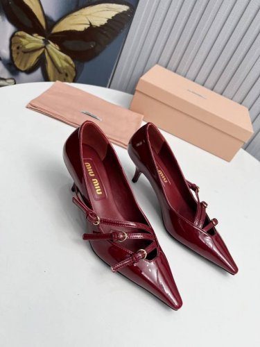 工厂 新款新品 Miu Miu 全新超美装饰搭配,时尚淑女气质十足 双色拼接 又不乏美艳色彩,外侧附带弹力象巾 上脚非常方便意大利引进的原版楦头是最新楦 出来形
