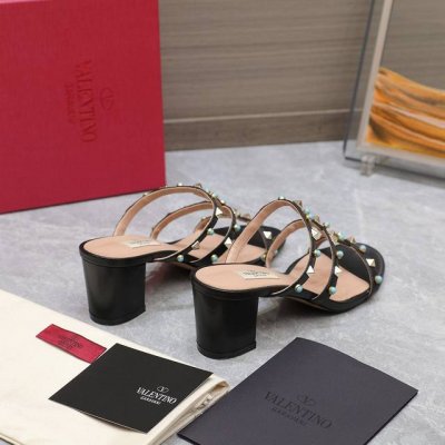valentino25Ss专柜新品绿松石 铆钉凉鞋平底 粗跟 网红街拍都爱搭配的腔调单品哦~ 跟着时尚达人的步伐来走准没错！搭配上简单或时尚款的衣服穿，鞋面镂空