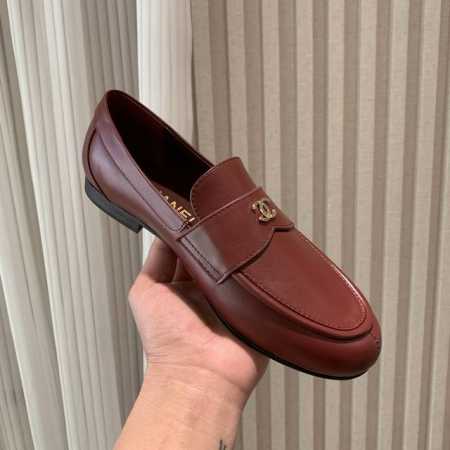 小香 25 2025 春夏新品 专柜经典走秀款 小香英伦风双C钻扣乐福鞋 系列上新 时尚圈的绝绝子 搭配将演绎着细致 极简 永不褪去的经典元素 展现与众不同的穿 - 点击图像关闭