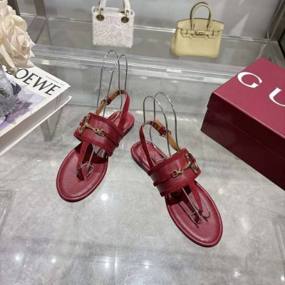 8023-2 酒红皮 35-43 这款女士夹趾凉鞋搭配饰经典马衔扣细节金色调配件，彰显品牌传承。采用精致绒面材质打造，设计优雅而不失随性，是温暖季节的理想单品。