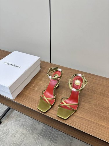 saint Lauren｜Ysl圣罗兰真丝高跟仙女凉鞋 无论是派对还是通勤，一双合适的鞋子总能让你光彩照人。今天就向大家安利这款绝美高跟凉鞋、经典的Ysl标识跟