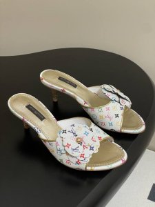 25Ss新款Louis Vuitton Lv小猫跟花朵凉拖鞋 本款 Lv 猫跟凉拖取材Monogram 丹宁布，释放悠闲夏日气息。一字带造型实现舒适穿着，耀目